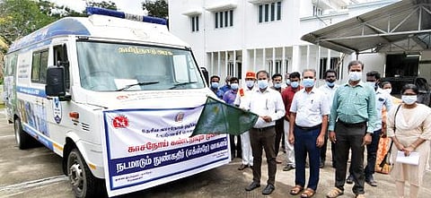 கிருஷ்ணகிரியில் காசநோய் கண்டறியும் நடமாடும் டிஜிட்டல் நுண்கதிர் (எக்ஸ்ரே) வாகனத்தை ஆட்சியர் ஜெயசந்திர பானு ரெட்டி தொடங்கி வைத்தார்.