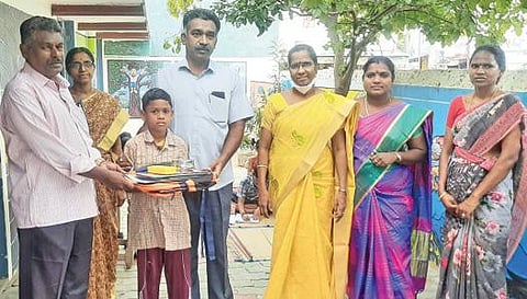 சிதம்பரம் மானா சந்து நகராட்சி நடுநிலைப் பள்ளியில் இந்த ஆண்டில் 100-வது சேர்க்கையாக சேர்ந்த மாணவருக்கு குமராட்சி வட்டார கல்வி வளமைய அலுவலர் ஜான்சன் புதிய சீருடை, புத்தக பை உள்ளிட்ட கல்வி உபகரணங்களை வழங்கினார்.