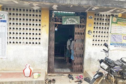 விருத்தாசலம் அருகே கவணை கிராமத்தில் வீட்டில் இயங்கும் ஊராட்சி ஒன்றிய தொடக்கப் பள்ளி.