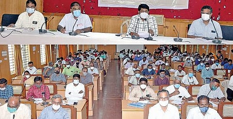 உள்ளாட்சித் தேர்தலையொட்டி அனைத்துத் துறை தலைமை அலுவலர்கள் மற்றும் வட்டார அலுவலர்களின் ஆய்வுக் கூட்டம் ஆட்சியர் மோகன் தலைமையில் நடைபெற்றது.