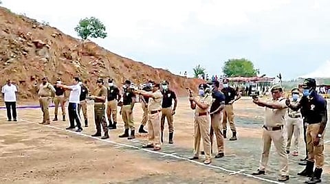 சேலம் அடுத்த நாமமலை அடிவாரத்தில் காவல்துறை சார்பில் நடந்த சரக அளவிலான துப்பாக்கிச் சுடும் போட்டியில் பங்கேற்ற போலீஸ் அதிகாரிகள்.