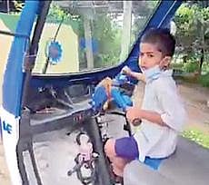 ஆட்டோ ஓட்டும் சிறுவன் கோபால்.