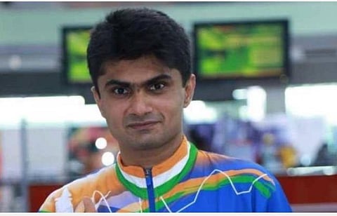 பாட்மிண்டன் பிரிவில் வெள்ளி வென்ற இந்திய வீரர் சுஹாஸ் | படம் உதவி: ட்விட்டர்.