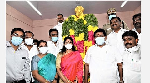 ஓட்டப்பிடாரத்தில் உள்ள வ.உ.சி நினைவு இல்லத்தில் அமைக்கப்பட்டுள்ள வ.உ.சி. சிலைக்கு கனிமொழி எம்.பி., அமைச்சர்கள் அனிதா ராதாகிருஷ்ணன், கனிமொழி ஆகியோர் மாலை அணிவித்து மரியாதை செலுத்தினர்.