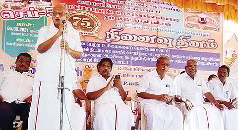 பொன்மலையில் நேற்று நடைபெற்ற தியாகிகள் தின கூட்டத்தில் பேசுகிறார் மார்க்சிஸ்ட் கம்யூனிஸ்ட் மத்தியக் குழு உறுப்பினர் டி.கே.ரங்கராஜன். உடன் கட்சியின் மாநிலச் செயலாளர் கே.பாலகிருஷ்ணன் உள்ளிட்டோர்.