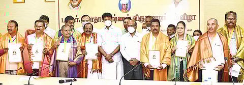 அரியலூர் மாவட்ட ஆட்சியர் அலுவலகத்தில் நேற்று நடைபெற்ற விழாவில் டாக்டர் ராதாகிருஷ்ணன் விருது பெற்ற ஆசிரியர்களுடன் மாநில பிற்படுத்தப்பட்டோர் நலத்துறை அமைச்சர் எஸ்.எஸ்.சிவசங்கர், ஆட்சியர் பெ.ரமண சரஸ்வதி.