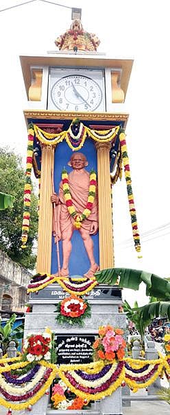 தேன்கனிக்கோட்டையில் இந்திய விடுதலைப் போரில் உயிர் நீத்த தியாகிகளின் நினைவுச் சின்னங்கள் புதுப்பிக்கப்பட்டு, புதிய மணிக் கூண்டு அமைக்கப்பட்டுள்ளது.