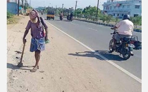 சாலையோரங்களில் நடந்து சென்று இரும்புக் கழிவுகளை சேகரித்து வாழும் முதியவர்