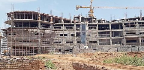 திண்டுக்கல்லில் நடைபெற்றுவரும் அரசு மருத்துவக் கல்லூரி கட்டுமானப் பணி.