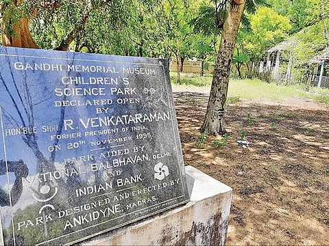 மதுரை காந்தி மியூசியம் வளாகத்தில் அறிவியல் பூங்கா இருந்த இடத்தில் எஞ்சியுள்ள கல்வெட்டு.