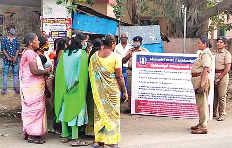 சங்கராபுரம் பேருந்து நிறுத்தம் அருகே குழந்தைகளுக்கு எதிரான பாலியல் குற்றங்கள் குறித்த விழிப்புணர்வை ஏற்படுத்தும் அனைத்து மகளிர் போலீஸார் .