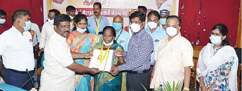 விழுப்புரத்தில் நல்லாசிரியர் விருது பெற்ற ஆசிரியரை கவுரவிக்கும் ஆட்சியர் த.மோகன் மற்றும் மக்களவை உறுப்பினர் ரவிக்குமார்.