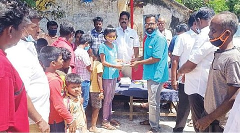 கடலூர் புதுப்பாளையத்தில் நடந்த மார்க்சிஸ்ட் கம்யூனிஸ்ட் கிளை மாநாட்டில் பள்ளி மாணவ, மாணவிகளுக்கு நோட்டு, பேனா வழங்கப்பட்டது.