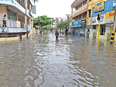சேலத்தில் நேற்று மாலை பெய்த கனமழையால், அழகாபுரம் கிரீன்வே சாலையில் குளம்போல தேங்கிய மழை நீர். அடுத்தபடம்: ஈரோடு ஆர்.கே.வி.சாலையில் மழை வெள்ளநீர் தேங்கியதால், வாகன ஓட்டிகள் பாதிக்கப்பட்டனர்.