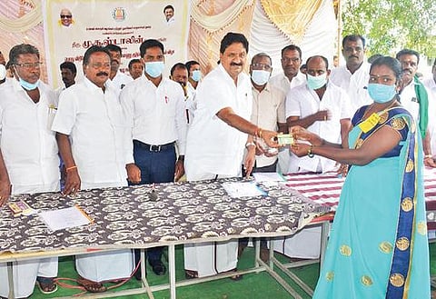 போச்சம்பள்ளி அடுத்த வெப்பாலம்பட்டியில் நடந்த நிகழ்ச்சியில் ஒரு பெண்ணுக்கு ஸ்மார்ட் ரேஷன் கார்டை எம்எல்ஏ டி.மதியழகன் வழங்கினார்.