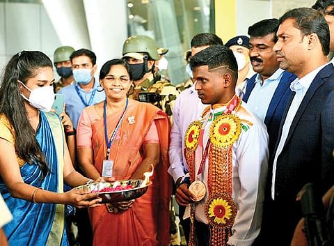 டோக்கியோ பாராலிம்பிக் போட்டியில் உயரம் தாண்டுதல் பிரிவில் தமிழகத்தின் மாரியப்பன் தங்கவேலு வெள்ளிப் பதக்கம் வென்றார். சென்னை வந்த அவருக்கு விமானநிலையத்தில் நேற்று உற்சாக வரவேற்பு அளிக்கப்பட்டது.படம்: எம்.முத்துகணேஷ்