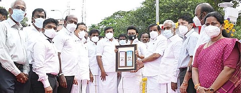 சென்னை துறைமுகத்தில் நேற்று நடைபெற்ற வ.உ.சி. பிறந்த நாள் விழாவில், செய்தி-மக்கள் தொடர்புத் துறை சார்பில் `கப்பலோட்டிய தமிழர் வ.உ.சிதம்பரனார்’ என்ற வாழ்க்கை குறிப்பு கையேட்டை முதல்வர் மு.க.ஸ்டாலின் வெளியிட, அமைச்சர் கே.என்.நேரு பெற்றுக் கொண்டார். அருகில், செய்தித் துறை அமைச்சர் மு.பெ.சாமிநாதன் மற்றும் அமைச்சர்கள், எம்.பி., எம்எல்ஏ-க்கள், அரசு உயரதிகாரிகள் உள்ளிட்டோர்