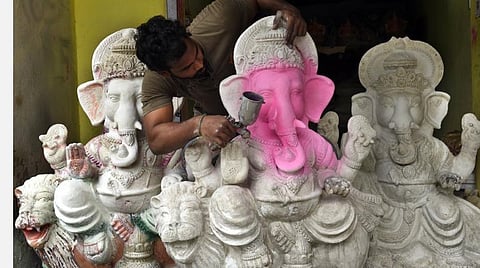 புதுச்சேரியில் தயாராகும் விநாயகர் சிலைகள். | படங்கள்: எம்.சாம்ராஜ்.