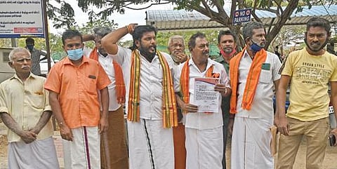 தூத்துக்குடி ஆட்சியர் அலுவலகத்துக்கு மனு அளிக்க வந்த இந்து மக்கள் கட்சியினர். படம்: என்.ராஜேஷ்