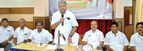 திருநெல்வேலியில் நடைபெற்ற தமாகா நிர்வாகிகள் கூட்டத்தில் பேசுகிறார், அதன் தலைவர் ஜி.கே.வாசன். படம்: மு.லெட்சுமி அருண்