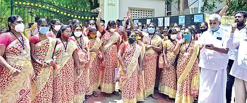 திருநெல்வேலி மாவட்ட ஆட்சியர் அலுவலகத்துக்கு மனு அளிக்க வந்த மக்கள் நலப்பணியாளர்கள். (அடுத்த படம்) பணி நிரந்தரம் கோரிய ஆஷா பணியாளர்கள். படங்கள்: மு.லெட்சுமி அருண்