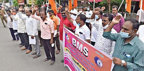 பணி நிரந்தரம் செய்ய வலியுறுத்தி, சேலம் ஆட்சியர் அலுவலகம் முன்பு ஆர்ப்பாட்டத்தில் ஈடுபட்ட பாரதிய டாஸ்மாக் தொழிலாளர் சங்கத்தினர். படம்: எஸ்.குரு பிரசாத்