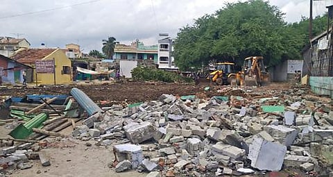 ஆட்டையாம்பட்டி மாரியம்மன் கோயில் அருகே அஞ்சல் துறைக்கு சொந்தமான நிலத்தில் ஆக்கிரமித்து கட்டப்பட்டிருந்த கட்டிடங்கள் நீதிமன்ற உத்தரவுப்படி இடித்து அகற்றப்பட்டன.