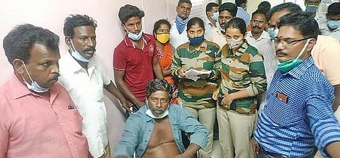 சிதம்பரம் அருகே முதலை கடித்து மருத்துவமனையில் சிகிச்சை பெற்று வரும் தவர்த்தாம்பட்டு கிராமத்தை சேர்ந்த மாரியப்பனிடம் வனத்துறை அதிகாரிகள் விசாரணை நடத்தினர்.