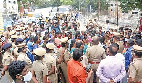 உயர்நீதிமன்ற உத்தரவுப்படி - ஆக்கிரமிப்பு பகுதிகளை அளவீடு செய்ய எதிர்ப்பு : திருப்பூர் டவுன்ஹால் பகுதியில் மக்கள் மறியல்