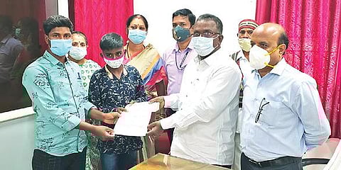 சுவர் இடிந்து உயிரிழந்த அண்ணியம்மாளின் மகன் ராகுல்காந்திக்கு ரூ.4 லட்சம் நிவாரணத்தொகைக்கான ஆணையை வழங்கிய டி.ஆர்.ஓ., தங்கைய்யாபாண்டியன்.