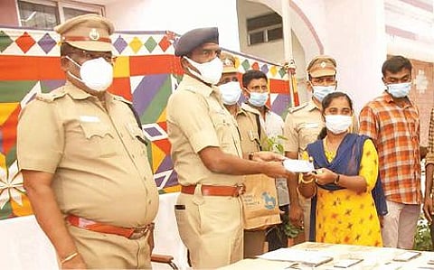 திருநெல்வேலி மாவட்டத்தில் மீட்கப்பட்ட ரூ.7.60 லட்சம் மதிப்பிலான 51 செல்போன்களை எஸ்பி மணிவண்ணன் உரியவர்களிடம் ஒப்படைத்தார். படம்: மு.லெட்சுமி அருண்