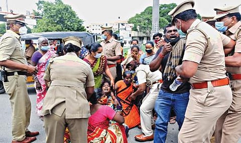 சேலத்தில் கொலை செய்யப்பட்ட இளைஞரின் பெற்றோர் மற்றும் உறவினர்கள் கொலை செய்தவர்கள் மீது நடவடிக்கை எடுக்கக்கோரி ஆட்சியர் அலுவலகம் முன்பு சாலை மறியலில் ஈடுபட்டனர். அவர்களை போலீஸார் சமரசம் செய்தனர். படம்: எஸ்.குரு பிரசாத்