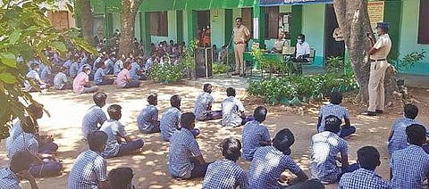 பாலியல் குற்றங்களைத் தடுப்பது குறித்து காவல்துறை சார்பில் நடந்த விழிப்புணர்வு முகாமில் பங்கேற்ற குறிஞ்சிப்பாடி அரசு பள்ளி மாணவர்கள்.