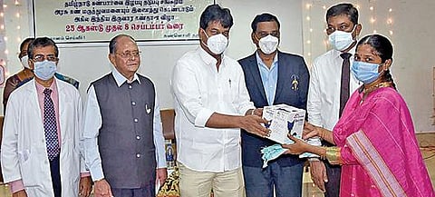 எழும்பூர் அரசு கண் மருத்துவமனையில் நடைபெற்ற விழாவில், கண் தானம் செய்தவர்களின் குடும்பத்தினரை கவுரவித்தார் கலாநிதி வீராசாமி எம்.பி. அருகில், மருத்துவமனை இயக்குநர் எம்.வி.எஸ்.பிரகாஷ் உள்ளிட்டோர். படம்: ம.பிரபு