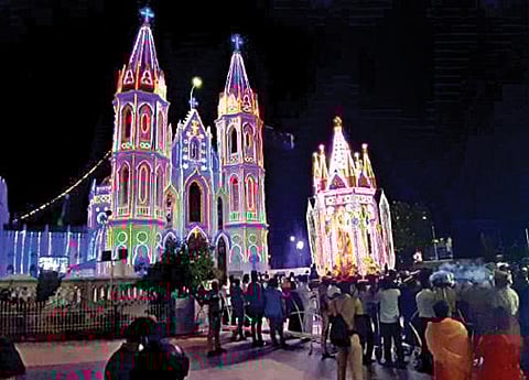 வேளாங்கண்ணி ஆரோக்கிய மாதா பேராலய ஆண்டுப் பெருவிழாவில் மாதா பிறந்த நாளை முன்னிட்டு நேற்றிரவு நடைபெற்ற தேர் பவனி.