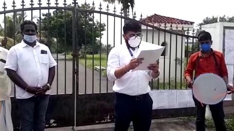 சொத்து முடக்கப்பட்டுள்ளது குறித்து தண்டோரா மூலம் அறிவிப்பு.