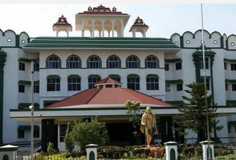 மாதம் 2.50 லட்சம் பட்டா விண்ணப்பங்களுக்குத் தீர்வு காணப்படும்: உயர் நீதிமன்றத்தில் அரசு தகவல்