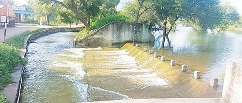 வாணியம்பாடி அடுத்த பள்ளிப்பட்டு ஏரி நிரம்பி உபரிநீர் நேற்று வெளியேறியது.