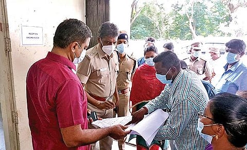 வேலூர் தந்தை பெரியார் பாலிடெக்னிக் கல்லூரியில் வாக்கு எண்ணும் மையத்தில் பாதுகாப்பு ஏற்பாடுகள் குறித்து நேற்று ஆய்வு செய்த ஆட்சியர் குமாரவேல் பாண்டியன். அருகில், எஸ்.பி., செல்வகுமார் உள்ளிட்டோர்.