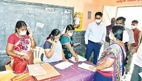 திருவண்ணாமலை மாவட்ட ஆட்சியர் அலுவலகத்தில் கரோனா தடுப்பூசி முகாம் தொடர்பான முன்னேற்பாடுகள் கூட்டம் நேற்று ஆட்சியர் முருகேஷ் தலைமையில் நடைபெற்றது. இதில், பங்கேற்ற பல்வேறு துறை அதிகாரிகள். அடுத்த படம்: திருப்பத்தூர் மாவட்ட ஆட்சியர் அலுவலகத்தில் கரோனா தடுப்பூசி முகாம் நடத்துவது தொடர்பான ஆலோசனை கூட்டத்தில் பேசும் ஆட்சியர் அமர் குஷ்வாஹா. அருகில், எஸ்.பி., சிபிசக்கரவர்த்தி, டி.ஆர்.ஓ., தங்கைய்யாபாண்டியன் உள்ளிட்டோர். கடைசிப்படம்: வேலூர் கொணவட்டம் மாநகராட்சி தொடக்கப்பள்ளியில் நடைபெற்று வரும் கரோனா தடுப்பூசி முகாமை ஆய்வு செய்த மாவட்ட ஆட்சியர் குமாரவேல் பாண்டியன்.