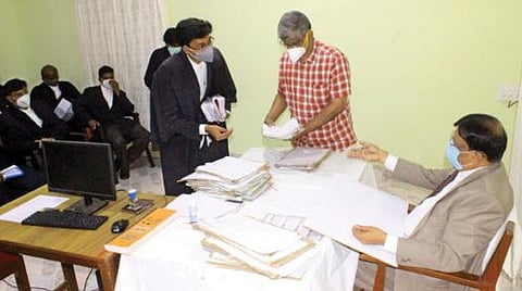 திருநெல்வேலியில் மாநில மனித உரிமை ஆணைய நீதிபதி ஜெயச்சந்திரன் விசாரணை மேற்கொண்டார். படம்: மு.லெட்சுமி அருண்