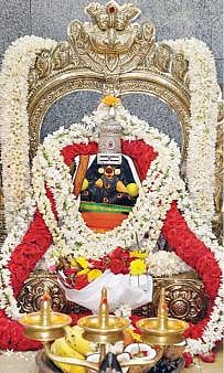 கிருஷ்ணகிரி பழைய வீட்டு வசதி வாரிய குடியிருப்புப் பகுதியில் உள்ள வரசித்தி விநாயகர் கோயிலில் மகா கும்பாபிஷேகம் நடந்தது. இதையொட்டி, சிறப்பு அலங்காரத்தில் அருள் பாலித்த பிள்ளையார்.