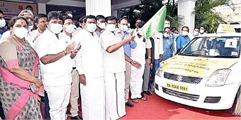 பூந்தமல்லி சுகாதார மாவட்டத்துக்கான 7 நடமாடும் கரோனா தடுப்பூசி குழு வாகனங்களின் செயல்பாட்டை நேற்று பால்வளத் துறை அமைச்சர் சா.மு.நாசர் தொடங்கி வைத்தார். இதில் மாவட்ட ஆட்சியர் ஆல்பி ஜான் வர்கீஸ், பூந்தமல்லி எம்எல்ஏ கிருஷ்ணசாமி உள்ளிட்டோர் பங்கேற்றனர்.