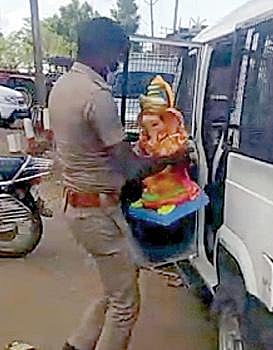 புளியங்குடியில் சாலையோரம் விற்பனைக்கு வைக்கப்பட்டிருந்த விநாயகர் சிலைகளை பறிமுதல் செய்யும் போலீஸார்.