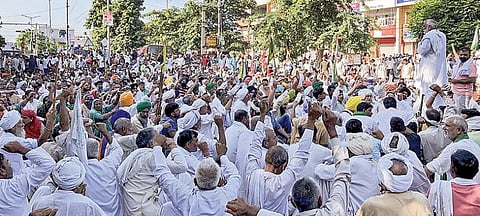 மத்திய அரசின் மூன்று வேளாண் சட்டங்களுக்கு எதிராக ஹரியாணா மாநிலம் கர்னாலில் விவசாயிகள் சார்பில் மகா பஞ்சாயத்து நடைபெற்றது. இந்தக் கூட்டத்தை அடுத்து அந்தப் பகுதியில் போராட்டம் நடத்தும் விவசாயிகள்.படம்: பிடிஐ