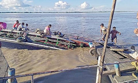 பிரம்மபுத்திரா நதியில் விபத்துக்குள்ளான படகுகளில் இருந்து பயணிகளை மீட்கும் பேரிடர் மீட்புப் படையினர்.