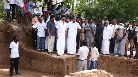 2019-ல் மு.க.ஸ்டாலின் கீழடியில் பார்வையிட்டபோது: கோப்புப் படம்.