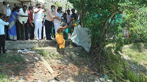 கீழவாஞ்சூர் பகுதியில் குளம் தூர்வாரும் பணியை தொடங்கி வைத்த நிரவி-திருப்பட்டினம் தொகுதி சட்டப்பேரவை உறுப்பினர் எம்.நாக தியாகராஜன், காரைக்கால் மாவட்ட ஆட்சியர் அர்ஜூன் சர்மா உள்ளிட்டோர்
