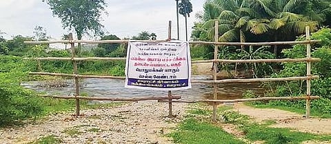 வாலாஜா அடுத்த நந்திமங்கலம் ஓடையில் அதிகளவு நீர் செல்வதால் எச்சரிக்கை பேனர் வைத்துள்ள வருவாய் துறையினர்.