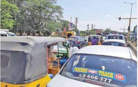 சாலைகள் விரிவாக்கம், மேம்பாலம் கட்ட தவறியதால் போக்குவரத்து நெரிசலால் ஸ்தம்பித்த மதுரை